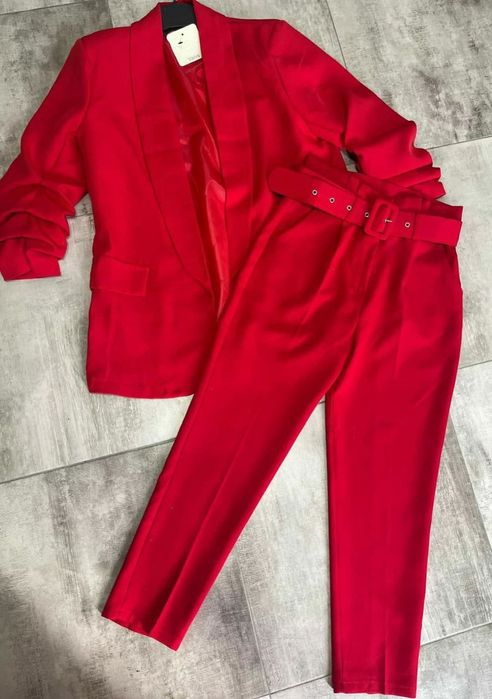 Costum dama se da si separat