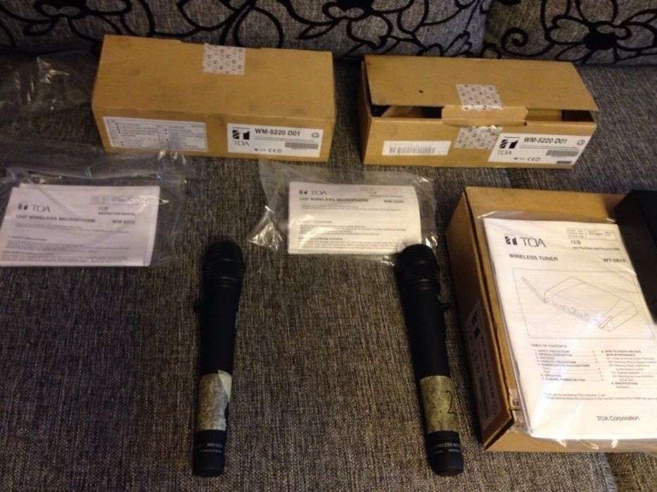 Toa Wireless Tuner WT 5810 + 2 x Microfon Toa WM 5220