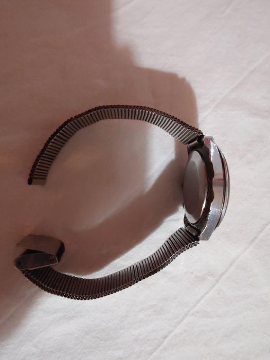 Ракета – съветски механичен часовник с вечен календар, всичко работи.