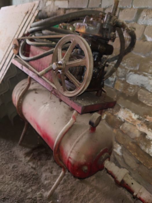 Компрессор, углекислый газовый баллон, лебёдка, домкрат