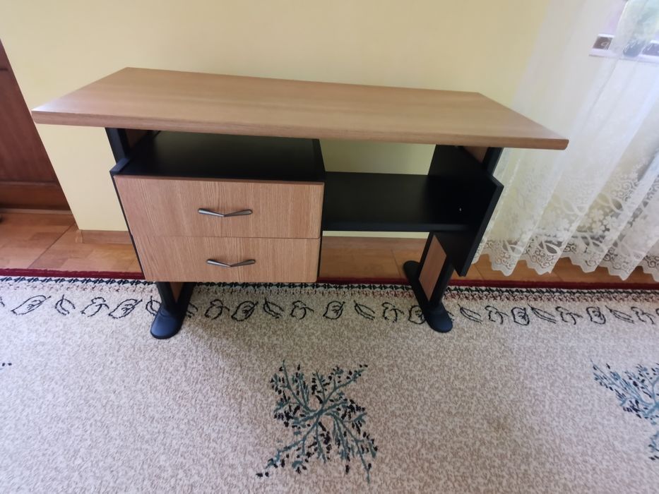 Birou elev sau alte activități, dimensiuni mici - în descriere