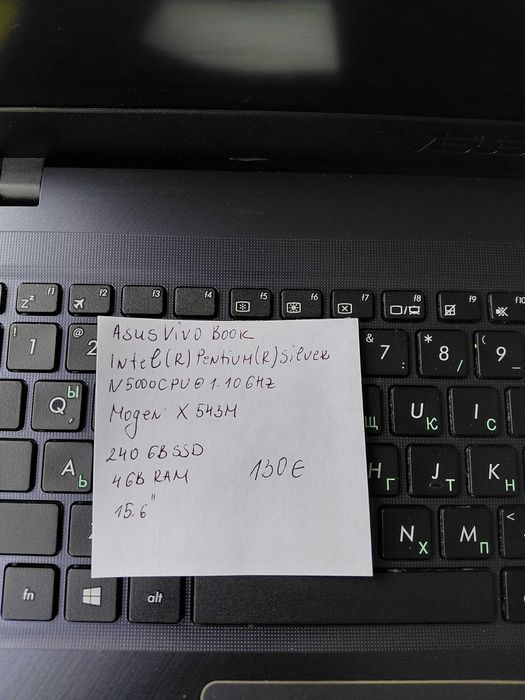 Лаптоп Asus, модел и подробности в снимките