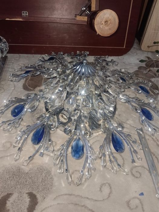 Продам люстры новые.