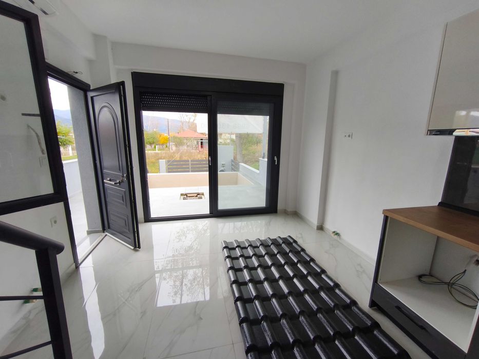 Продава нова къща 58м2 с басейн и двор 120 м2 в Паралия Врасна, Гърция