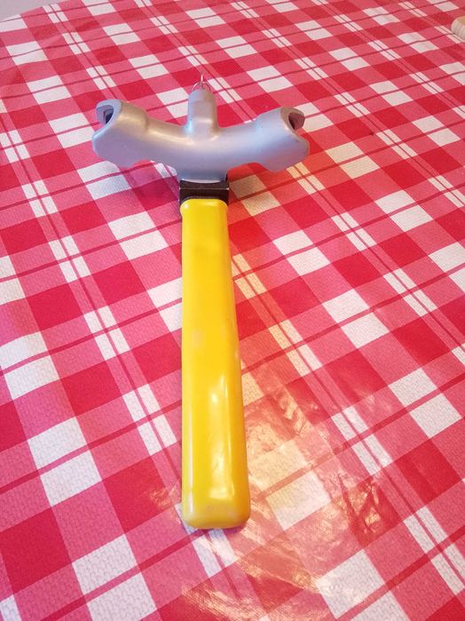 Заключалка за кормило на  кола или бус.