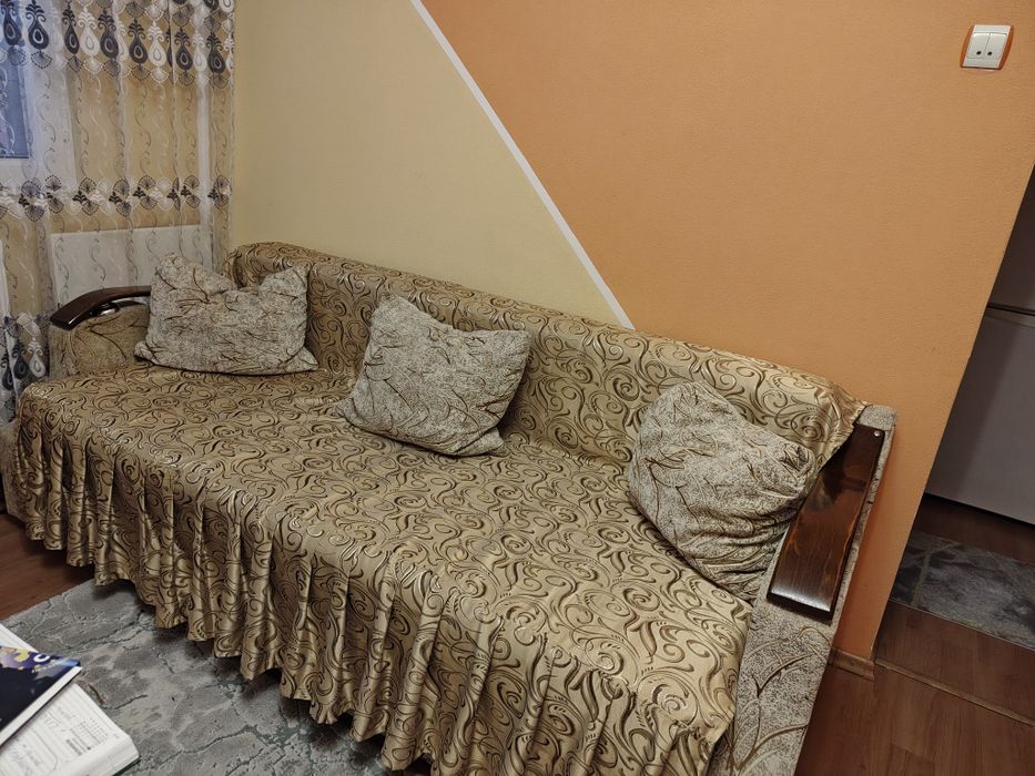 Vând mobila sufragerie, canapea și tv full HD.