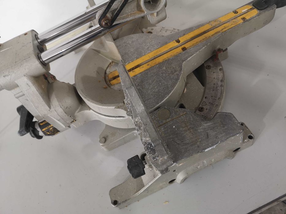 Циркуляр пендула - Dewalt 1600W / 216mm