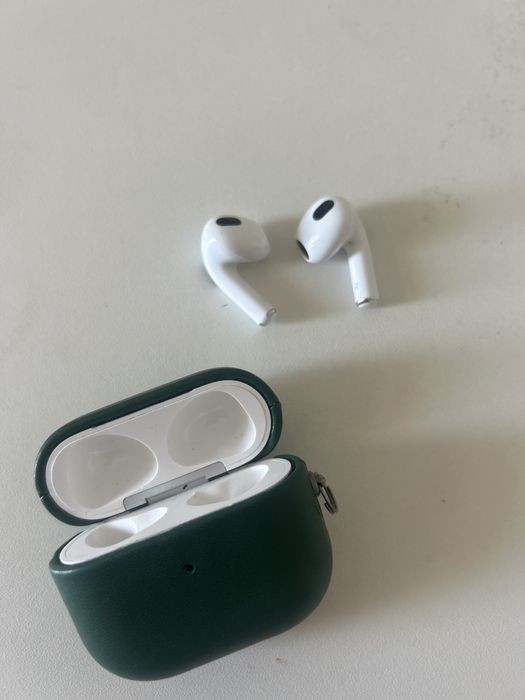 AirPods 3 в защитном чехле