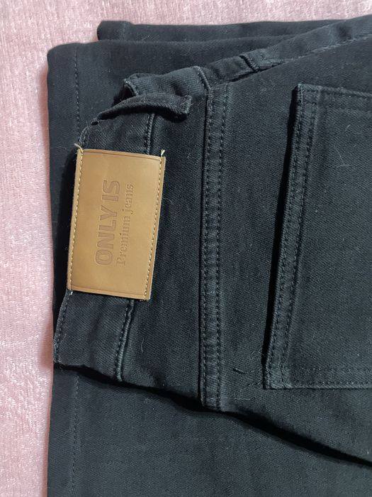 Чёрные джинсы.