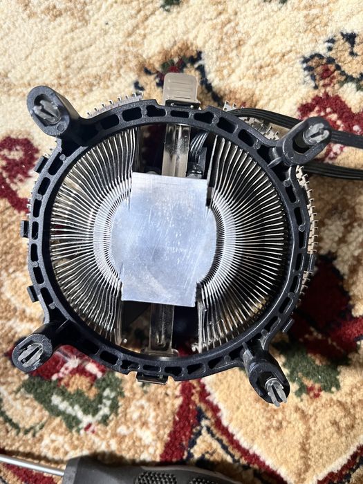 Продам рабочий обычный стоковый кулер Intel