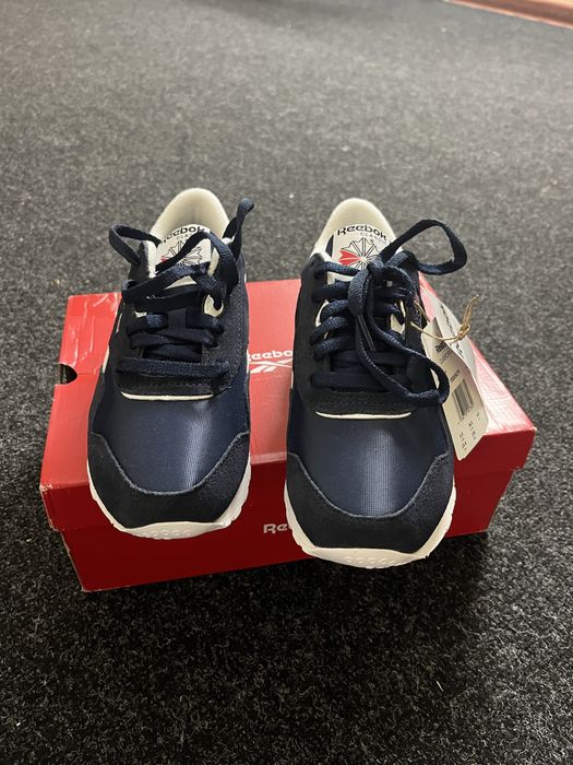 кроссовки новые не одевались