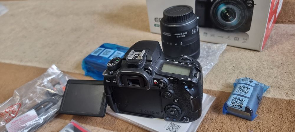 Canon Eos 90D Kit. + Obiectiv EF-S 18-135 IS Usm Stare Excelență