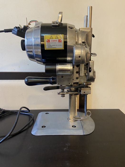 Vând mașină de croit(curis)