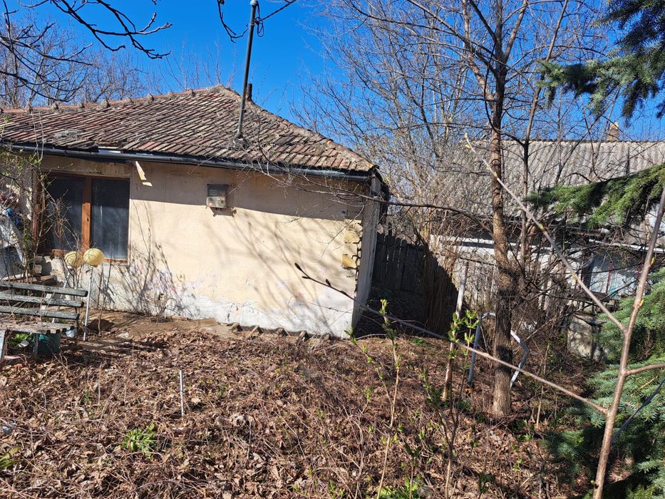 Vand in Bucium casa batraneasca intabulata dar  nefolosibila si 640 mp teren