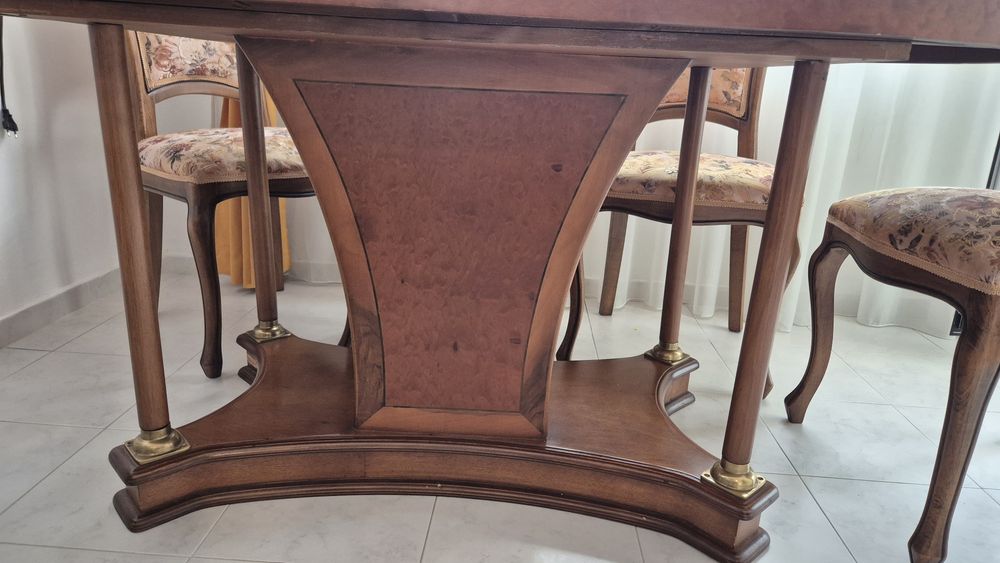 Масивна маса със столове