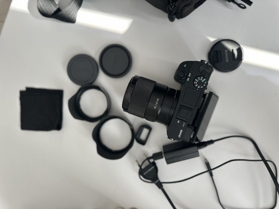 Sony A6400 + обектив Sony FE 35mm F1.8 , зарядно, 2 сенника и чанта