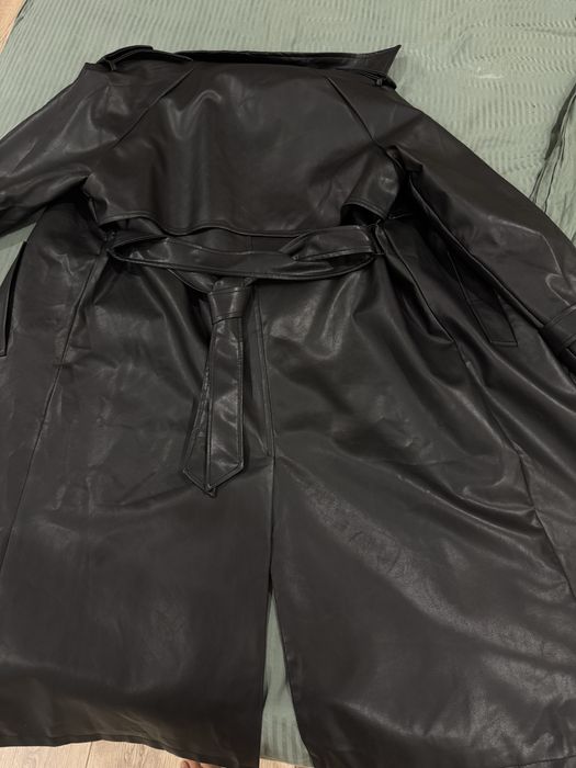 Черный тренч экокожа, сумочка.