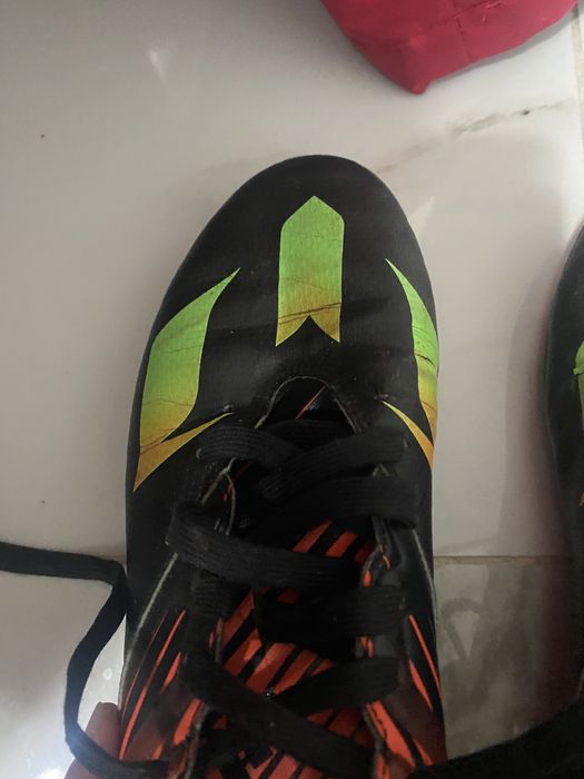 Бутонките на меси адидас!