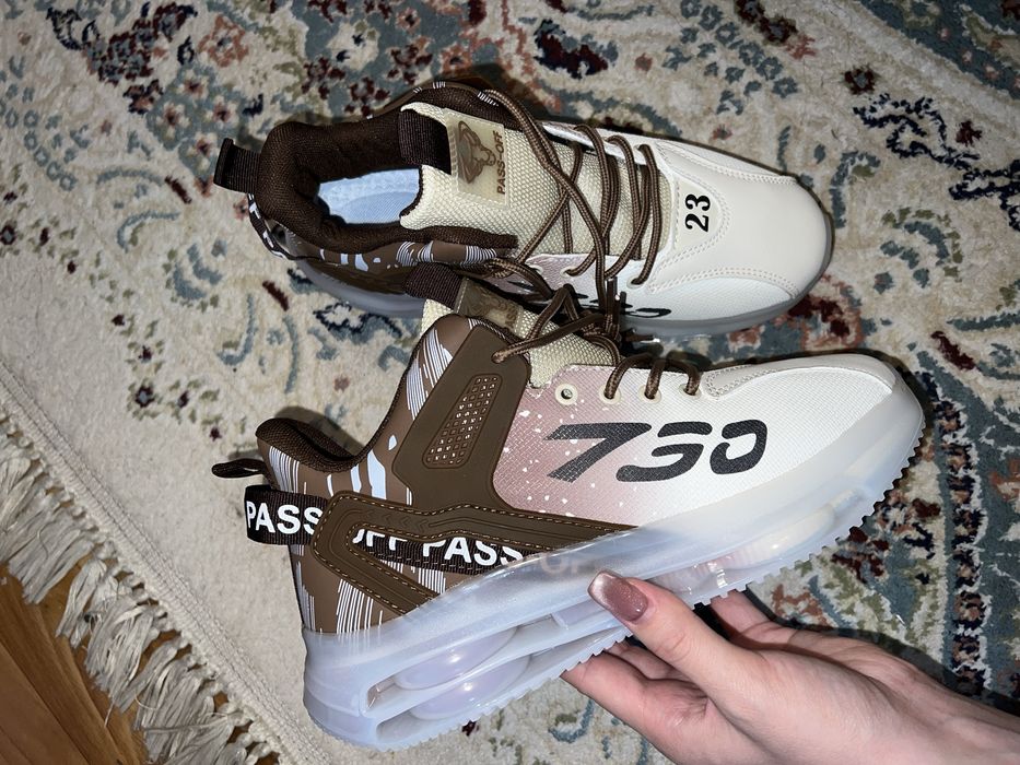 Кроссовкий универсальные