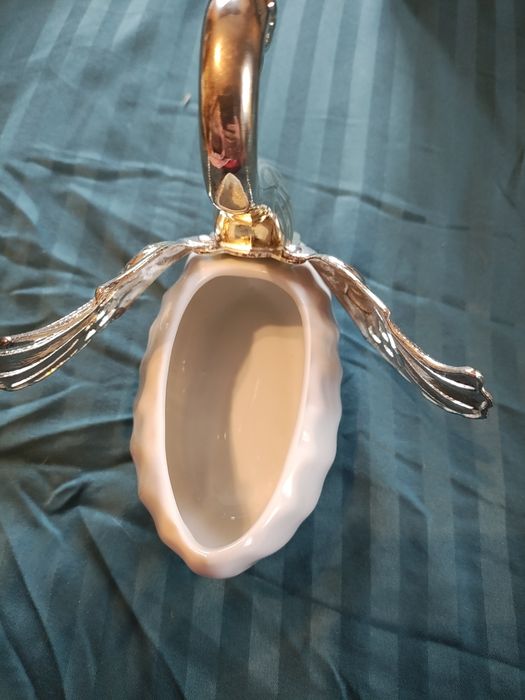 Красива порцелановата захарница