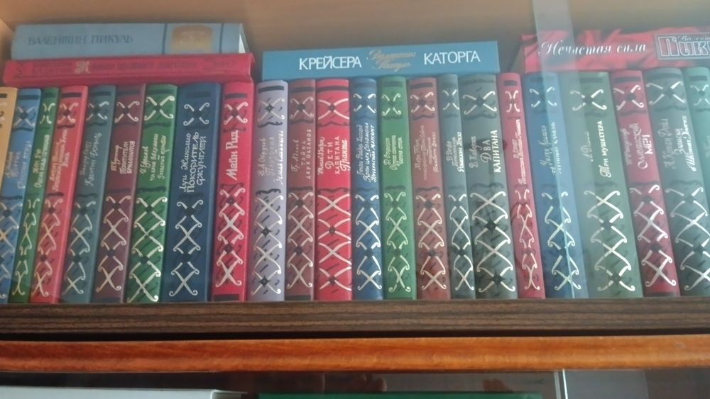 Продам книги в хорошем состоянии .