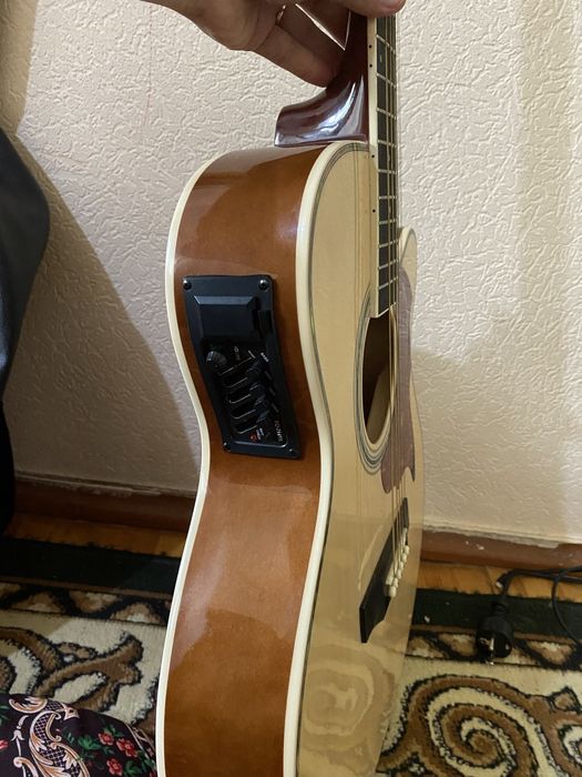 Gitara/ chexoli bilan/ holati yangi chexollari bilan 1 mln ga beriladi