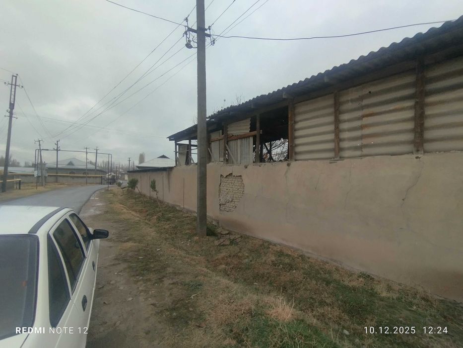 Yer Uchaskasi sotiladi  Nurafshon markaziga yaqin joyda