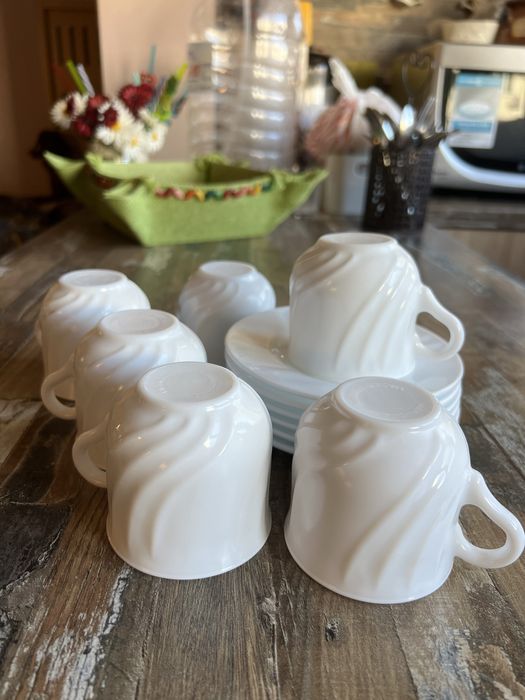 Порцеланови бели чаши