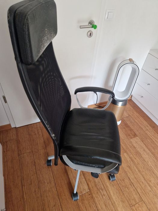 Въртящ се офис стол с две степени на нагласяне (височина и наклон)