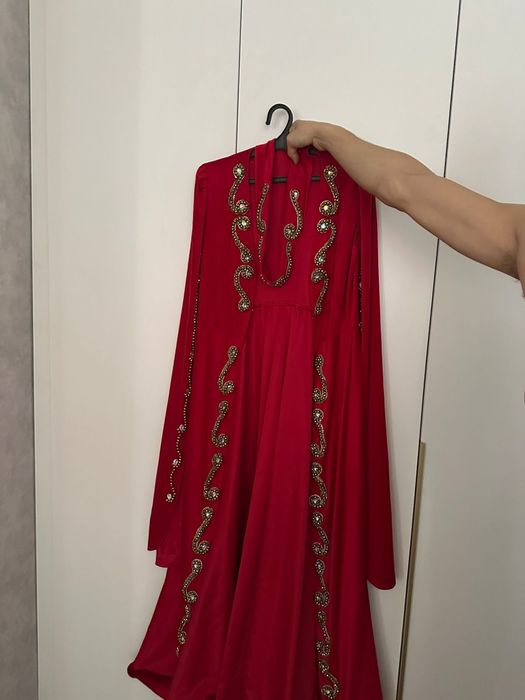 Продам платье нарядное, одевала один раз