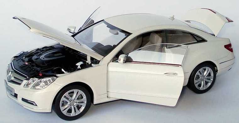 1:18 Mercedes-Benz E-Class Coupe diamond white.