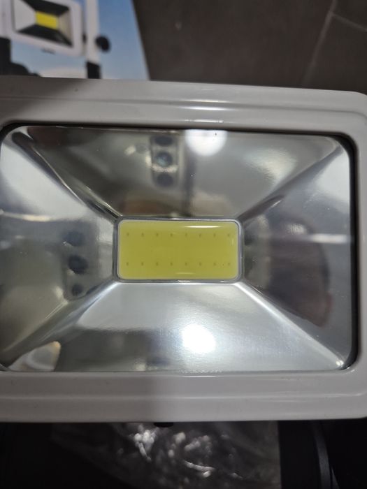 Lampa led cu suport, incarcare priza auto