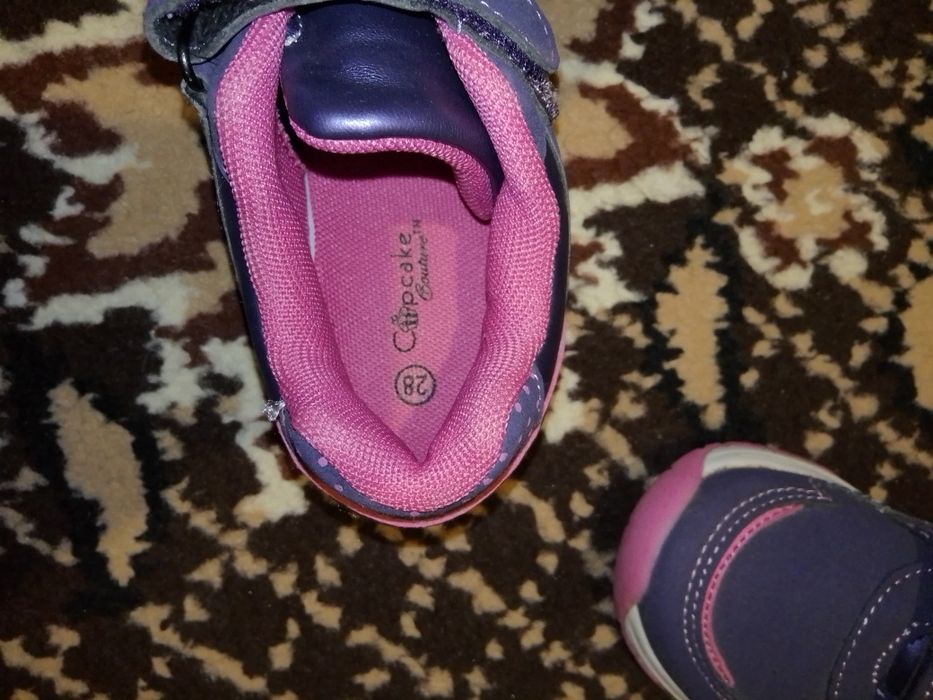 Детски затворени обувки