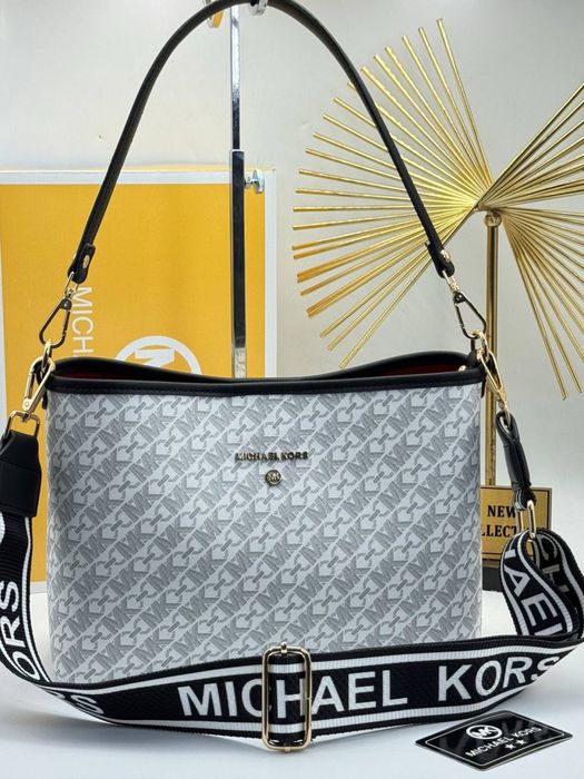 Geanta Michael Kors noua !!! Dimensiuni 35/21 !!!