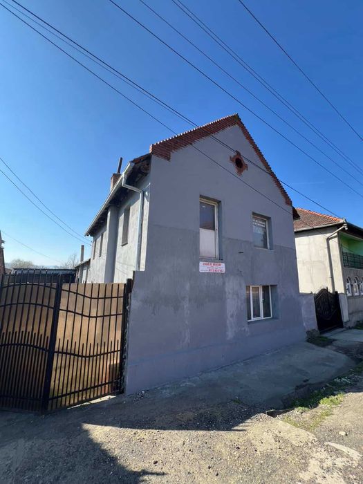 Vând casă la sat
