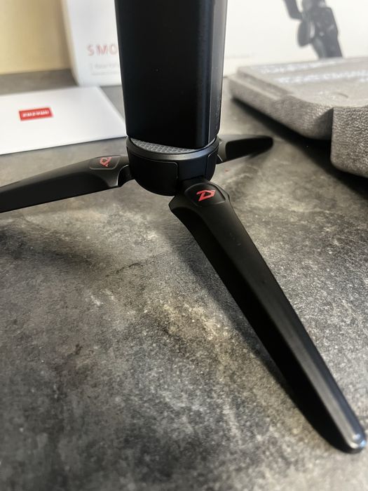 Gimbal Zhiyun Smooth 4 – NOU, primit cadou (nefolosit absolut deloc)