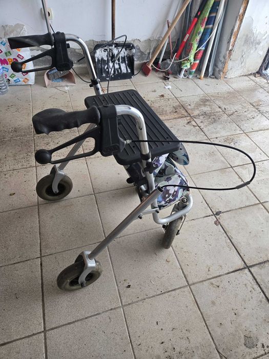 Проходилка за възрастни, ролатор