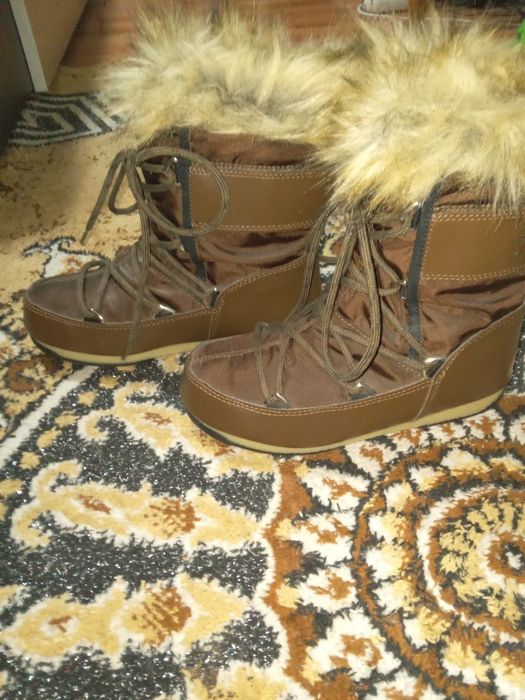 Vând doua perechi de ghete Moon Boot.