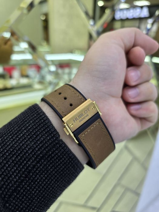 Продам золотые часы хублот с Бриллиантами.