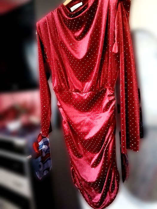 Vând rochie rosie de catifea pentru eveniment