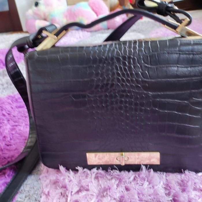 Дамска чанта с дълга дръжка