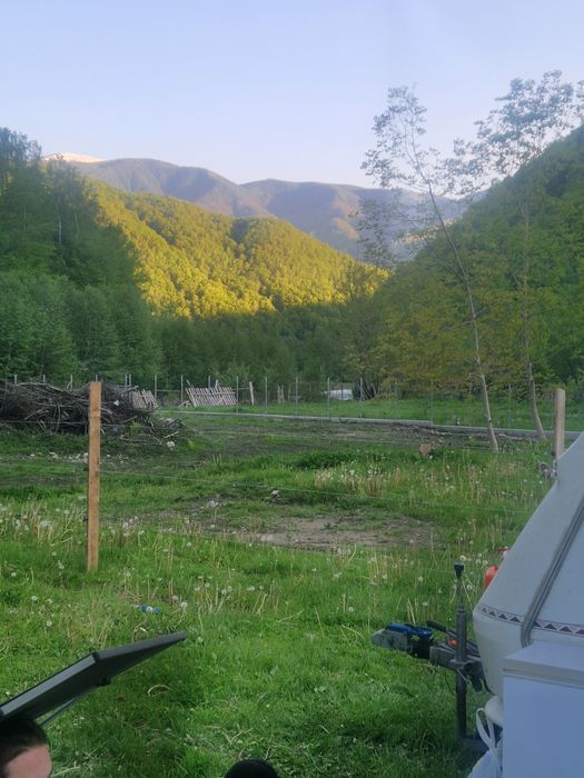 VÎND TEREN LA MUNTE intravilan lingă rîul Lotru