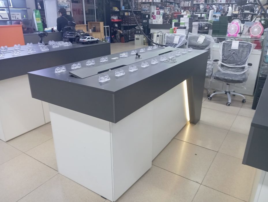 Стол для продаж телефон и ноутбука