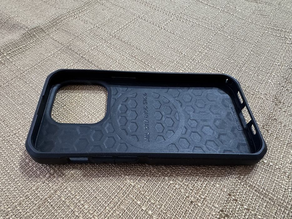 Husa UAG Metropolis LT + Spiegen iPhone 15 Pro