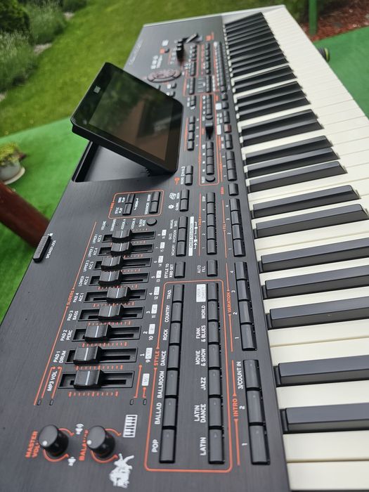Vând korg pa4x internațional 76 clape
