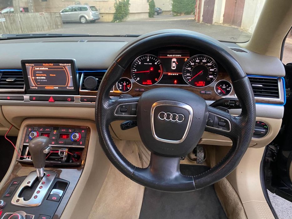 Audi A8 volan pe dreapta