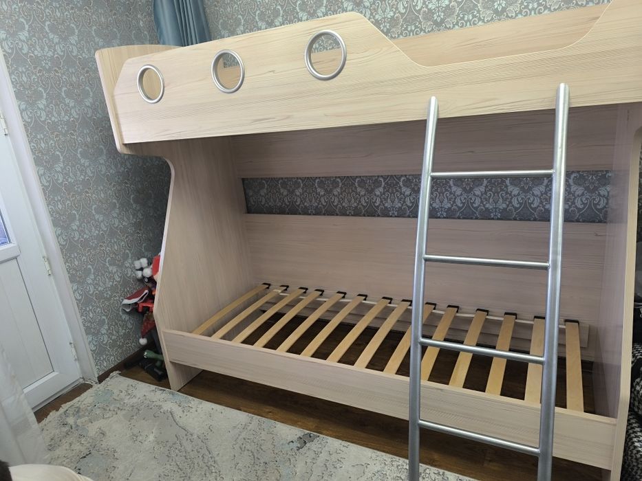 Детская двухъярусная кровать