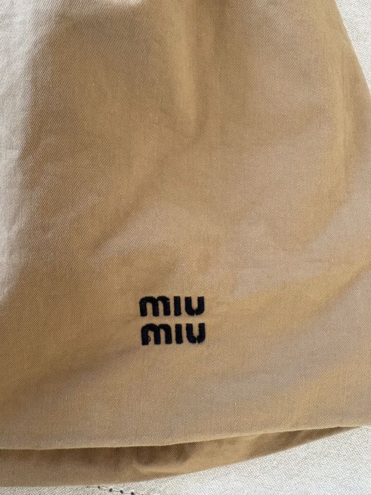 Ефектна пола на Miu Miu