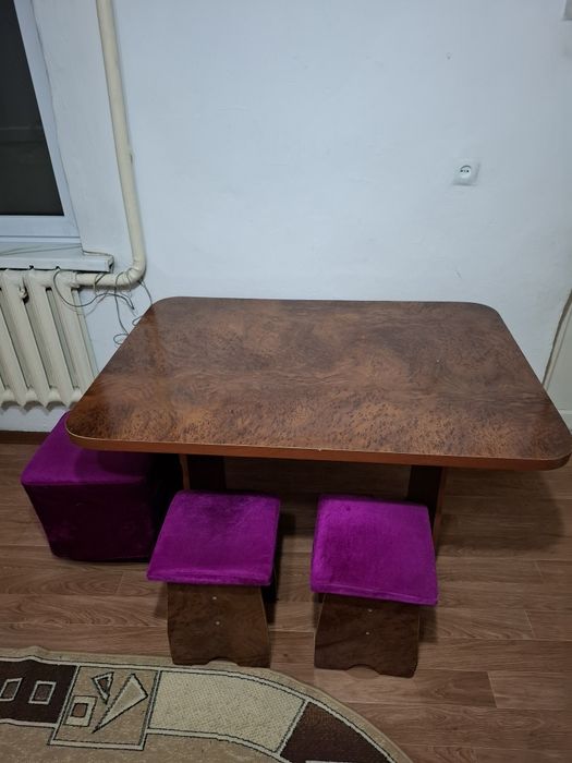 Стол со стульями