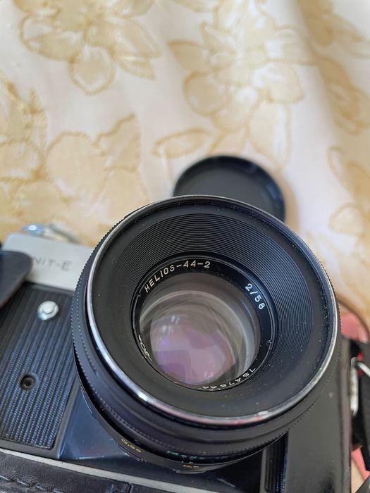 Продавам фотоапарат на лента Zenit-E с оригинален обектив Helios-44-2 58 mm f/2.